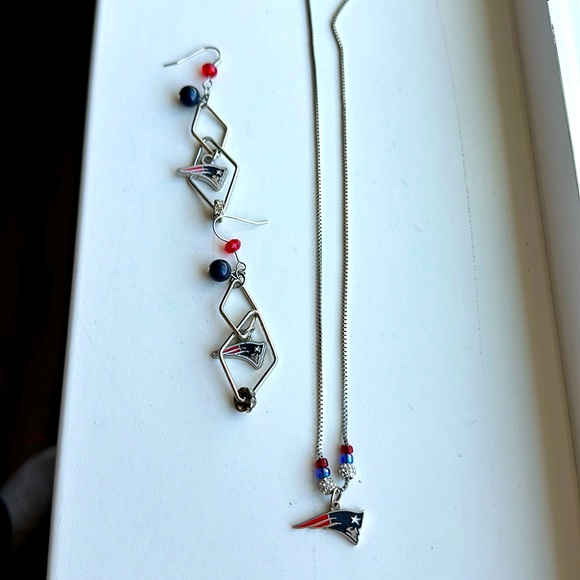 New England Patriots necklace and earrings. - Picture 1 of 4
